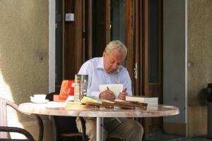 Michael Henderson signing copies of his book at book launch in Caux (Photo: Maria Grace)